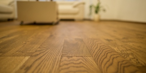 Jaké faktory ovlivňují výběr vhodného dřeva pro dvouvrstvé dřevěné podlahy?