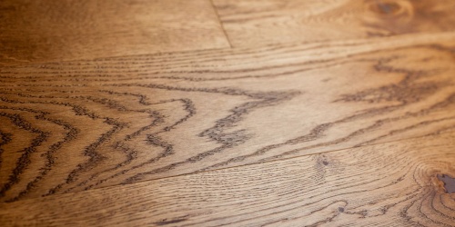 Jaký je rozdíl mezi dvouvrstvými dřevěnými podlahami s lakovaným a olejovaným povrchem?