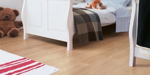 Laminátové podlahy Quick Step Perspective BÍLÉ LAKOVANÉ DUBOVÉ PLAŇKY UF 915