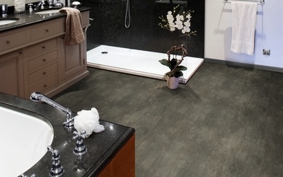 Tarkett Essentials 240 Vintage Concrete Black koupelna