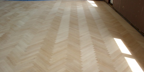 Jaký je rozdíl mezi parketami a vlysy?