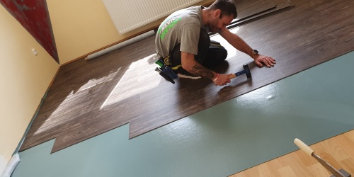 Proč se rozjíždí vinylová podlaha? 